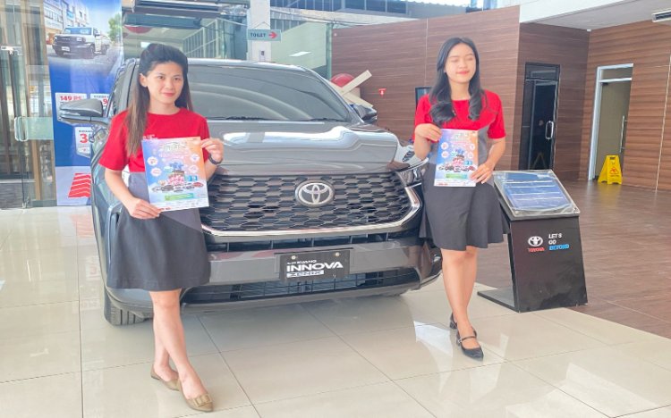 Sales promosi TAG palembang memperlihatkan mobil Toyota Zenix yang banyak diminati komsumen/ist