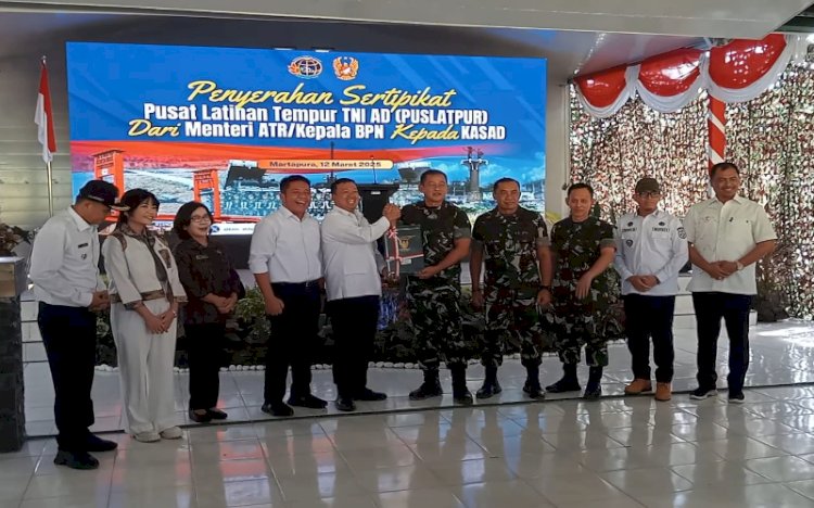 Penyerahan sertifikat Puslatpur TNI AD di Martapura/ist
