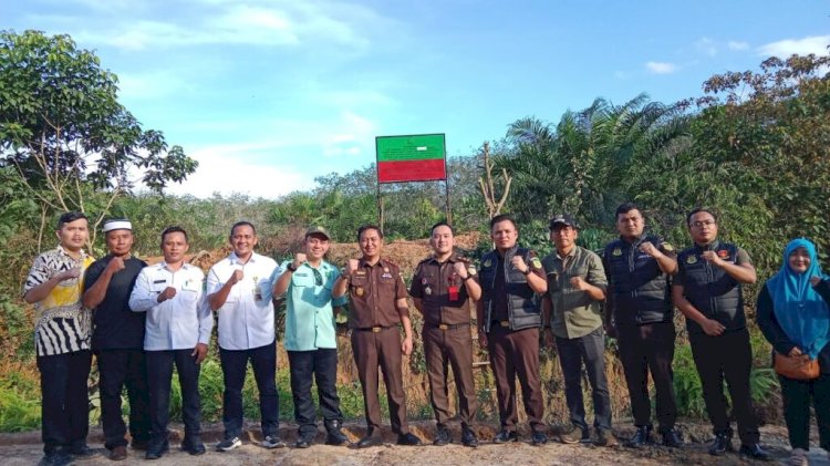 Kejari sesuai memasang plang penyitaan lahan milik tersangka Haji Halim/ist