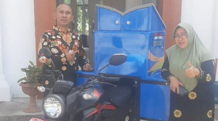 Kadisperpusip Muratara Heru Faiz saat menerima motor bantuan dari Perpustakaan Nasional/handout