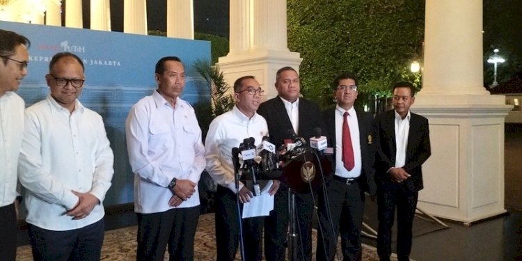 Menteri Pendidikan Tinggi, Sains, dan Teknologi (Mendiktisaintek) Brian Yuliarto (tengah) di Istana Merdeka, Jakarta pada Kamis malam, 13 Maret 2025/RMOL