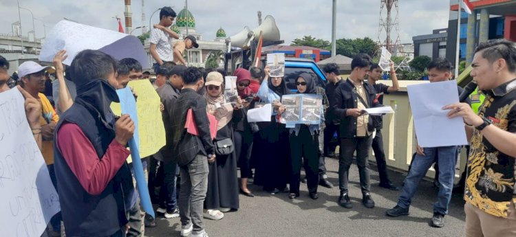 uluhan massa dari Gerakan Mahasiswa Berantas Mafia (GMB-M), advokat, dan LSM menggelar aksi di depan Mapolda Sumsel /ist