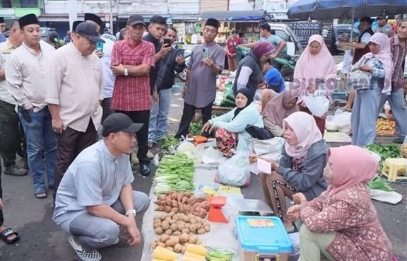 Wali Kota Lubuklinggau, Yopi Karim sat berbincang dengan pedagang pasar. (ist/rmolsumsel.id) 