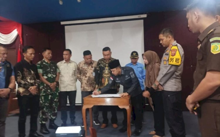 Penandatanganan NPHD, Pj Bupati Fauzan Khoiri mengajak seluruh pihak untuk bekerja sama demi kelancaran PSU yang tinggal menghitung hari. Ia menekankan pentingnya menjaga persatuan di tengah perbedaan pilihan politik/handout 