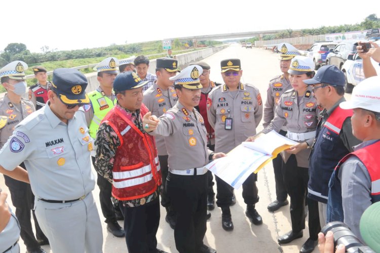  Direktorat Lalu Lintas Polda Sumsel melakukan pengecekan jalur mudik sejumlah titik strategis di wilayah jalan Palembang-Banyuasin simpang Y Kelurahan Sukajadi Kecamatan Talang Kelapa Kabupaten Banyuasin. (Handout)