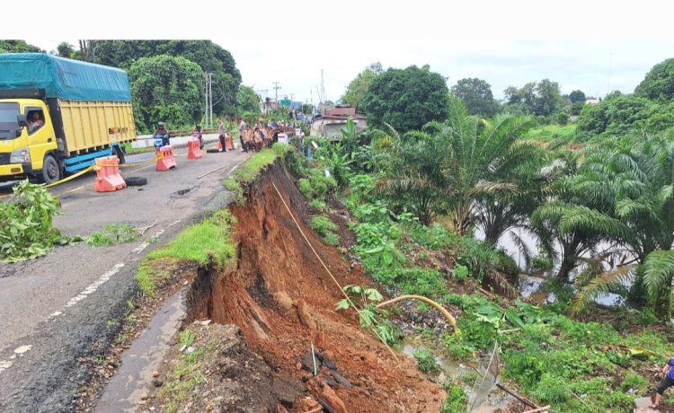 Longsor di Jalan Lintas Musi Rawas menuju Musi Banyuasin di Kelurahan Pasar Muara Beliti nyaris memutuskan akses jalan. (Handout)