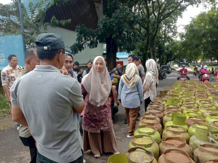 Antrean panjang warga Pagar Alam membeli elpiji 3 kilogram dalam operasi pasar. (Taufik/RMOLSumsel.id)