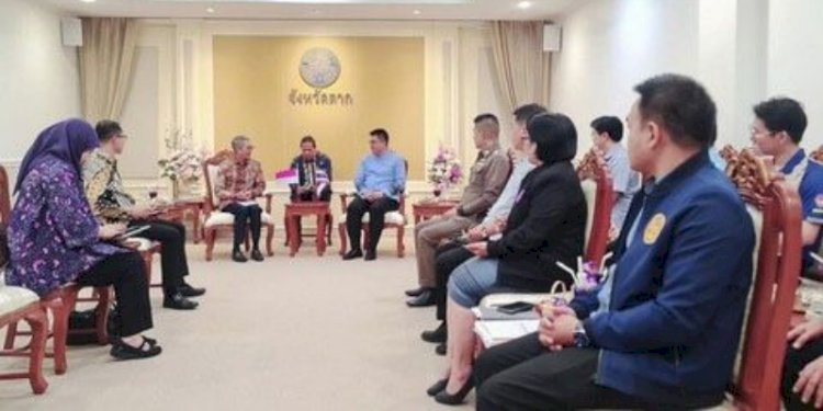 Kemlu bersama KBRI Bangkok dan KBRI Yangon mengelar pertemuan dengan Gubernur Propinsi Tak, Chucheep Phongchai di Bangkok pada Jumat 14 Maret 2025/Ist