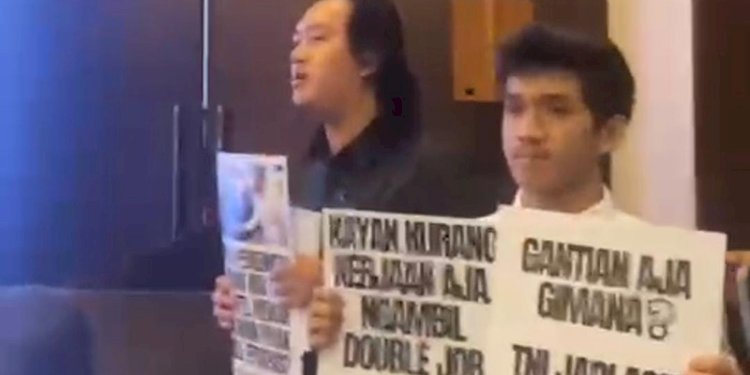 Tangkapan layar aksi anggota Koalisi Reformasi Sektor Keamanan menolak rapat Panja RUU TNI di Hotel Fairmont, Jakarta, Sabtu, 14 Maret 2025/Repro