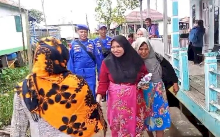 Personel Polairud Polda Sumsel yang berada di Pos Pangkalan Sandar Upang, kembali melayani pasien ibu hamil /ist