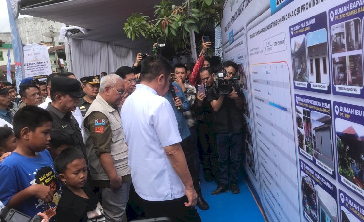 Gubernur Sumsel dan Dirut BSB dalam melaksanakan kegiatan bedah rumah/ist