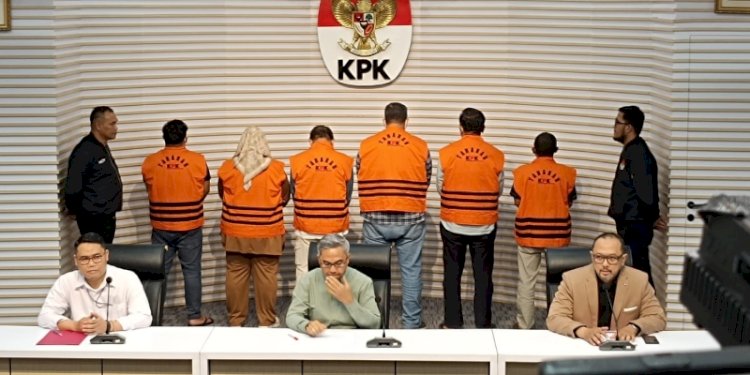 Enam orang resmi mengenakan rompi oranye tahanan KPK usai terjaring OTT di Ogan Komering Ulu (OKU), Provinsi Sumatera Selatan/RMOL