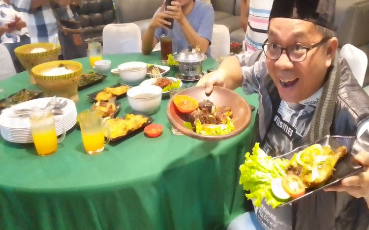 Pengunjung resto saat memamerkan beragam menu di Nusantara 86 Resto/ist