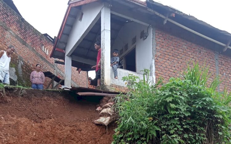 Rumah warga terdampak longsor nyaris roboh/ist