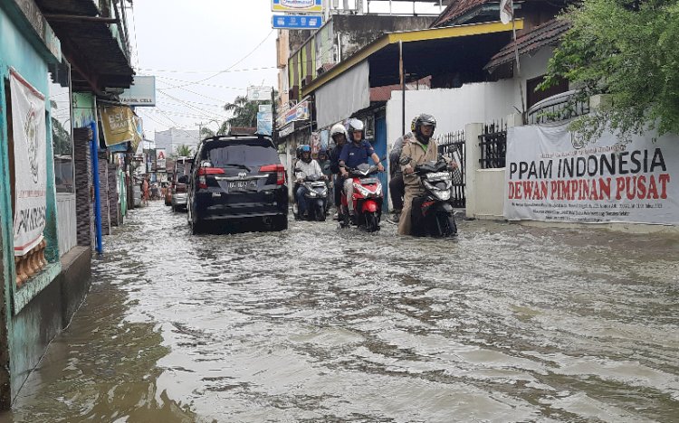  Banjir menggenangi Jalan Letnan Simanjuntak Kelurahan Pahlawan, Kecamatan Kemuning Palembang/Foto: Fauzi