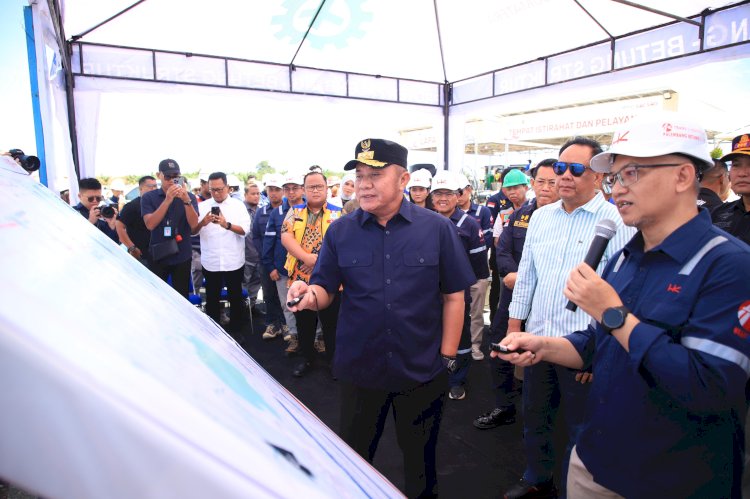 Gubernur Sumsel Herman Deru saat meninjau lokasi Tol Palembang-Betung. (ist/rmolsumsel.id) 
