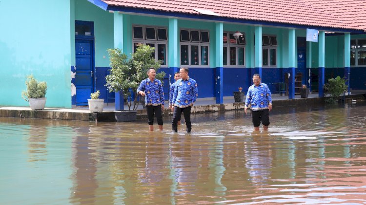  Kepala Dinas Pendidikan (Disdik) Kota Palembang, Adrianus Amri, meninjau langsung sekolah-sekolah yang terendam banjir akibat curah hujan tinggi/ist
