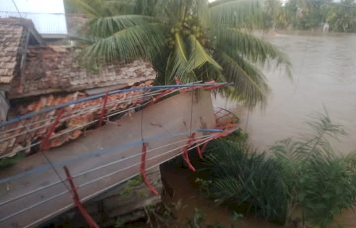 Jembatan Gantung Desa Batu Gajah Putus akibat dihantam banjir pada tahun 2024 lalu/ist