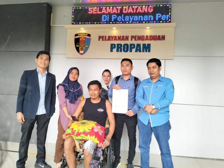 Korban didampingi kuasa hukum saat membuat laporan di Propam Polda Sumsel. (ist/rmolsumsel.id) 