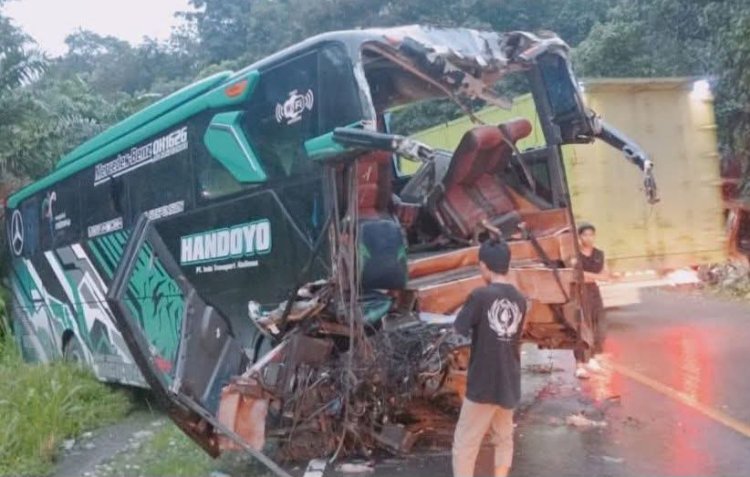 Kondisi Bus yang ditabrak rusak parah/ist