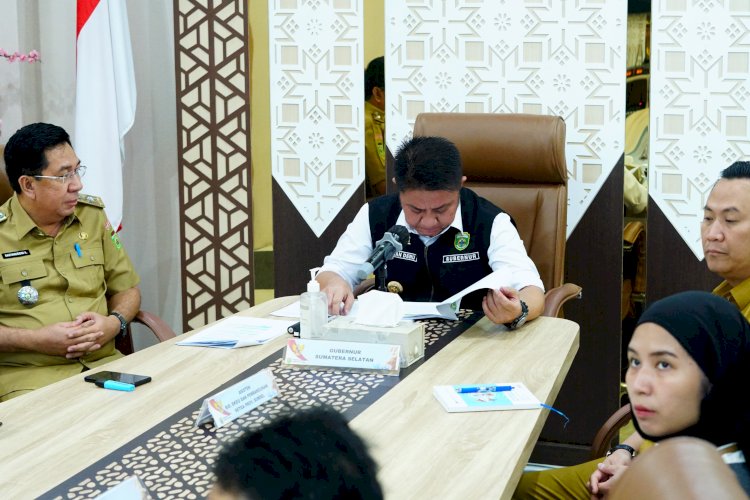 Gubernur Sumsel Herman Deru saat mengikuti rapat. (ist/rmolsumsel.id) 