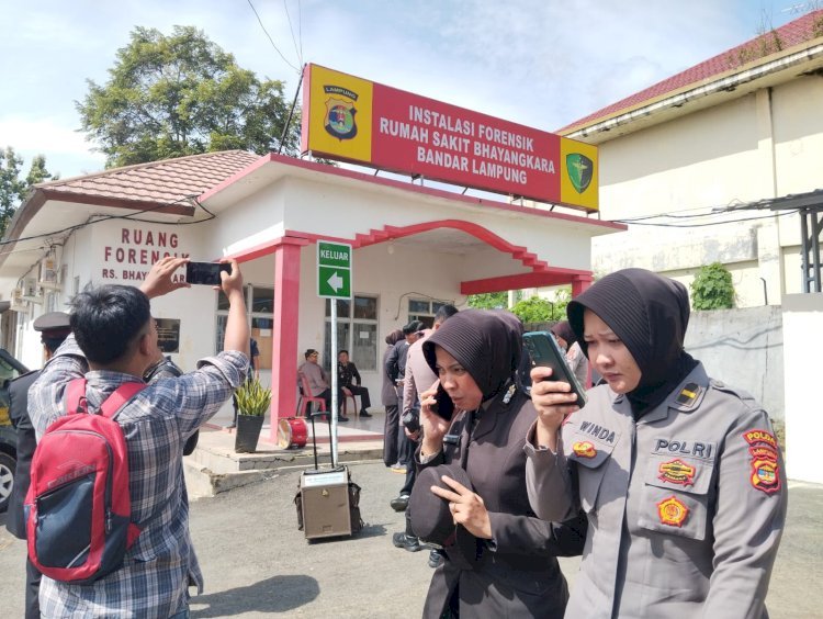 Suasana di depan instalasi forensik Rumah Sakit Bhayangkara Polda Lampung. (ist/rmolsumsel.id) 