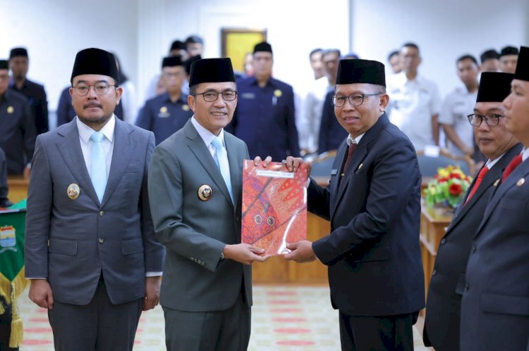 Wali Kota Palembang Ratu Dewa saat menyerahkan SK. (ist/rmolsumsel.id) 