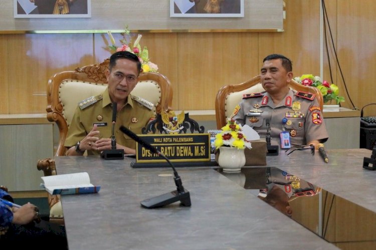 Wali Kota Palembang Ratu Dewa bersama Kepala Badan Narkotika Nasional Provinsi (BNNP) Sumatera Selatan, Brigjen Pol. Dr. Drs. Guruh Achmad Fadiyanto. (ist/rmolsumsel.id)  