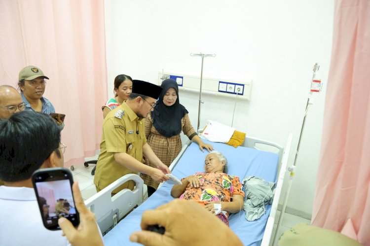 Wawako Palembang, Prima Salam saat berkunjung ke RSUD Gandus. (ist/rmolsumsel.id) 