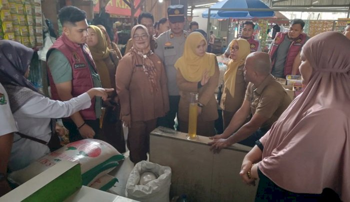 Polres Muara Enim melakukan inspeksi mendadak di Pasar Inpres Muara Enim terkait produk minyak goreng Minyak Kita dan sembako/ist