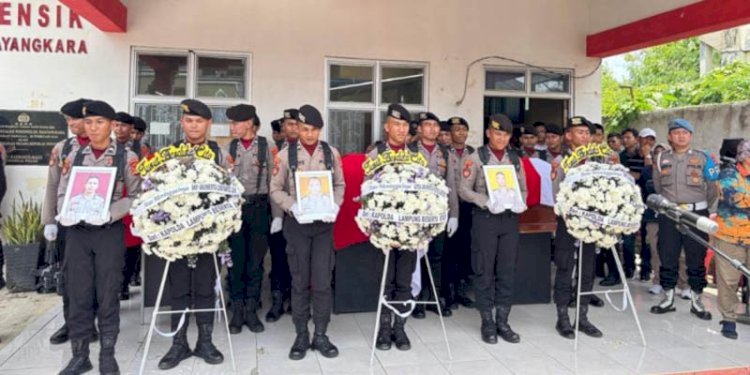 Upacara pelepasan tiga jenazah anggota polisi di RS Bhayangkara Polda Lampung/RMOLLampung