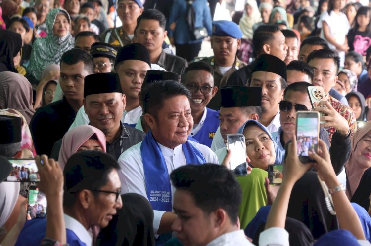 Gubernur Sumsel Herman Deru saat bersama warga Simpang Sungki Palembang. (ist/rmolsumsel.id) 
