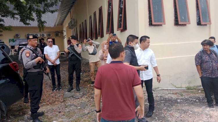 Tim KPK melakukan penggeledahan Kantor PUPR OKU/Foto: Amizon