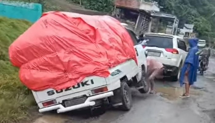 Jalan rusak di Desa Puntang, Kecamatan Sikap Dalam/ist