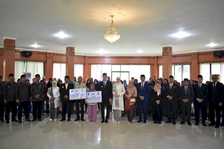 Pemberian bantuan modal dari BAZNAS OKI ke pelaku UMKM. (ist/rmolsumsel.id) 