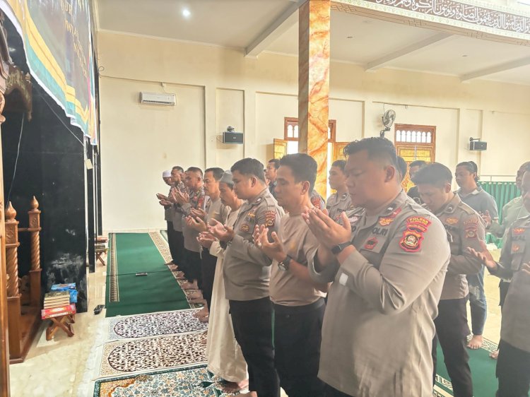Wakapolres Muratara Kompol M Yunus bersama personil saat melakukan sholat Goid dan doa bersama. (Alam/rmolsumsel.id) 