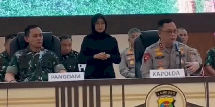 Kapolda Lampung Irjen Helmy Santika didampingi Pangdam II Sriwijaya Mayjen TNI Ujang Darwis saat ungkap kasus penembakan tiga anggota Polri di Way Kanan./Ist