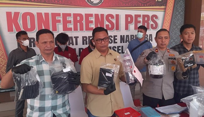 Wakil Direktur Reserse Narkoba Polda Sumsel AKBP Harissandi SIK menunjukkan barang bukti ungkap kasus pembuatan narkoba jenis sintetis cair atau sintesis/ist