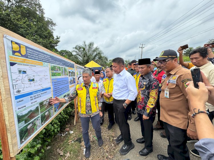 Gubernur Sumsel Herman Deru saat meninjau lokasi perbaikan jalan. (ist/rmolsumsel.id) 