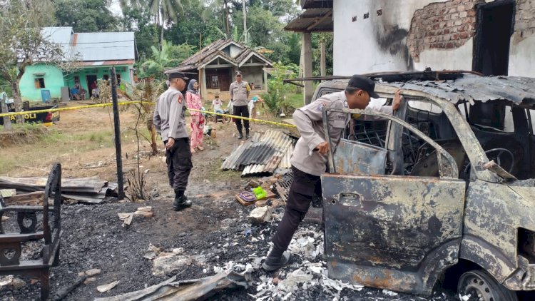 Kebakaran yang melanda dua rumah warga di BTS Ulu Musi Rawas. (ist/rmolsumsel.id) 