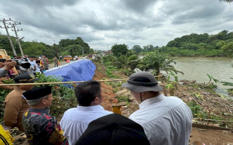 Gubernur Sumsel Herman Deru saat mengecek longsor dipenghubung Mura-Muba/ist