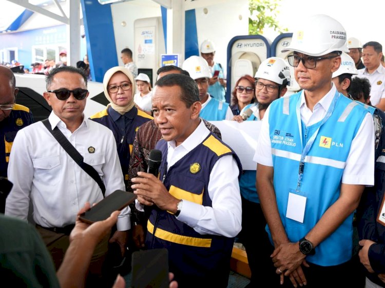   Menteri Energi dan Sumber Daya Mineral (ESDM) Bahlil Lahadalia bersama Direktur Utama PT PLN (Persero) Darmawan Prasodjo meninjau Stasiun Pengisian Kendaraan Listrik Umum (SPKLU) di Rest Area KM 379A Batang, Jawa Tengah, Kamis (20/3). (Handout)