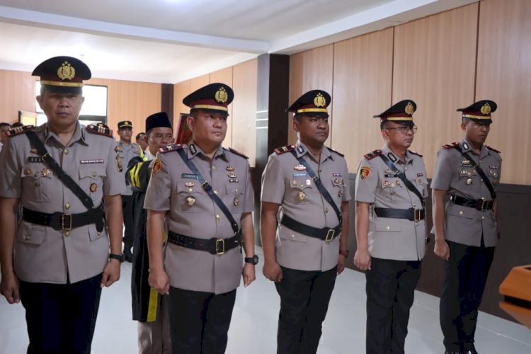 Polres OKU Timur Polda Sumsel melakukan kegiatan Serah Terima Jabatan (Sertijab)