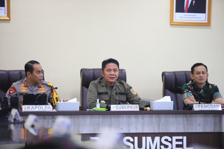Gubernur Sumsel Herman Deru saat mengikuti Rapat Koordinasi (Rakor) Persiapan PSU 2024 yang dipimpin langsung oleh Menteri Dalam Negeri (Mendagri) M. Tito Karnavian secara virtual. (ist/rmolsumsel.id) 