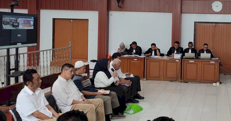  enam terdakwa yang terlibat dalam kasus korupsi pengelolaan tambang batu bara dan izin pertambangan di Kabupaten Lahat, Sumatera Selatan dihadirkan dalam sidang di Pengadinal Negeri Palembang/dokumen