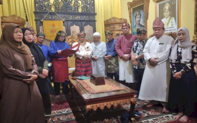 Kesultanan Palembang Darussalam secara resmi mengeluarkan maklumat sikap terhadap konten kreator Willie Salim terkait video viral memasak rendang di Benteng Kuto Besak (BKB)/Foto: Dudi Oskanadar
