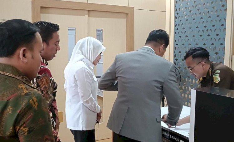 Mantan Wakil Wali Kota Palembang Fitrianti Agustinda datang memenuhi panggilan penyidik Kejari Palembang/Foto: