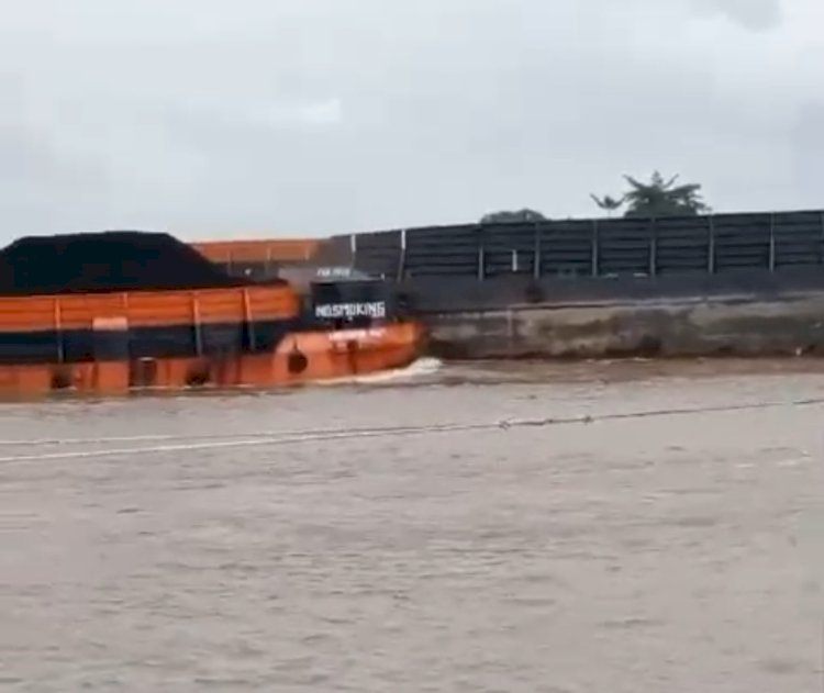 Tangkapan layar video tabrakan dua tongkang batu bara  di Sungai Musi. (handout/rmolsumsel.id)