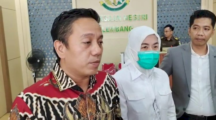 Mantan Wakil Walikota Palembang Fitrianti Agustinda usai menjalani pemeriksaan di Kejari Palembang/Foto: Denny Pratama