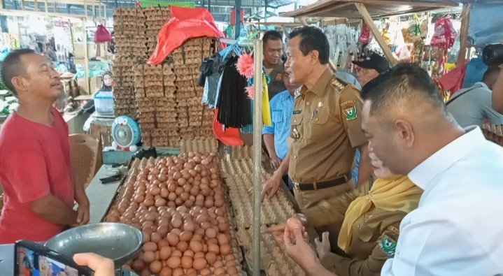Bupati Muara Enim H Edison monitoring ketersediaan ketahanan pangan dan harga sembako  di Pasar Inpres Muara Enim/ist